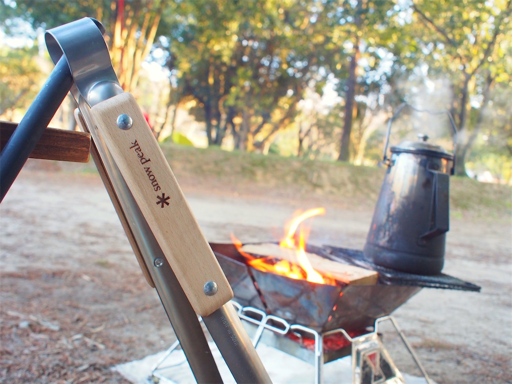 全然違った！薪用の火バサミで快適な焚き火ライフを。スノーピークの火バサミのレビュー - Misoji × Camp